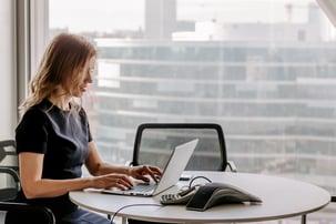 lifestyle-portrait-of-businesswoman-working-at-her-laptop-in-the-office-sitting-at-desk-in-meeting_t20_dxJJKj